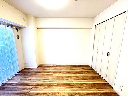 ◎リビング横の洋室にはたっぷり収納できるクローゼット完備♪