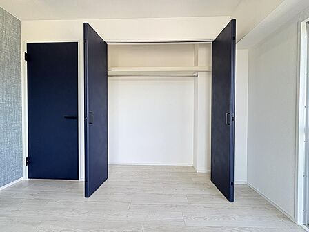 ◎洋室には大き目クローゼット完備♪建具も紺色でお洒落感あります♪