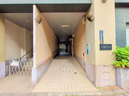 段差を解消するスロープ付きエントランスで、足元に不安がある方や車椅子をご利用の方も安心して行き来できます。