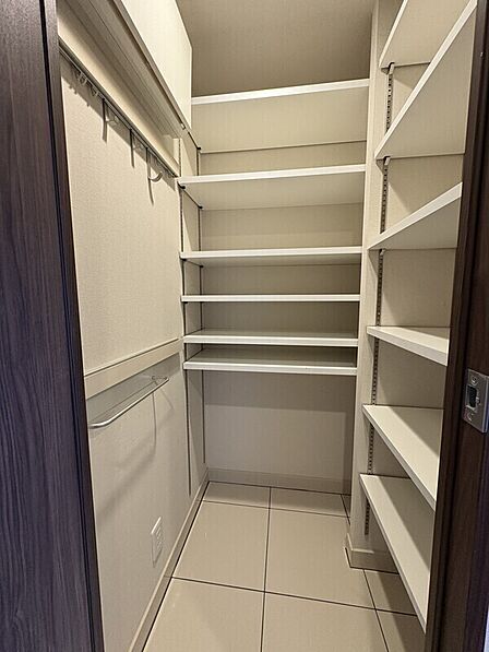 大容量の玄関収納を完備。可動棚付きで、靴や日用品をすっきり整理できます。