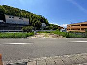 前面道路6ｍ+2ｍ。日当たりのいい土地です。
