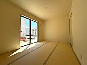 大きな窓があり、明るい過ごしやすいお部屋ですね♪