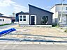 外観：黒と白のコントラストが美しい平屋風の住宅です。片流れの屋根形状がシャープな印象を与えます。大きな窓からは自然光がたっぷりと差し込み、玄関ドア横の縦格子がデザイン性を高めています。