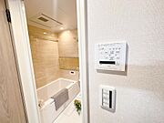 浴室には雨天時の洗濯物乾燥やカビの発生を抑える機能付きの「浴室暖房乾燥機」付きです