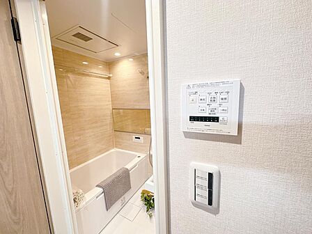 浴室には雨天時の洗濯物乾燥やカビの発生を抑える機能付きの「浴室暖房乾燥機」付きです