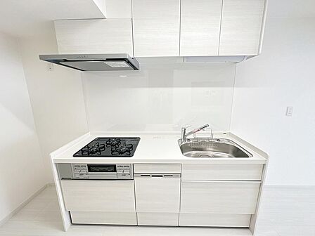 食洗機や3口コンロなど使い勝手の良い設備のキッチンで効率よくお料理ができます