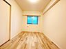 子供部屋：窓があり明るいお部屋です