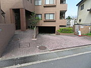 マンション地下駐車場となります。入口シャッターは常時開放されているので24時間入庫可能です