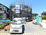 明るい陽光が注ぎ、寛ぎの雰囲気に満たされる家