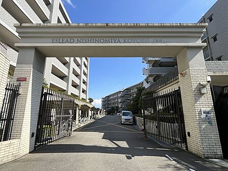 綺麗で開放的なエントランスです。お客様をお呼びの際も爽やかな雰囲気でお出迎えいただけます。