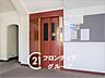 その他：エレベーターホールは、住民の皆様が快適に移動できるよう設計されています。広々としたスペースは、混雑時でもスムーズな乗降を可能にします。