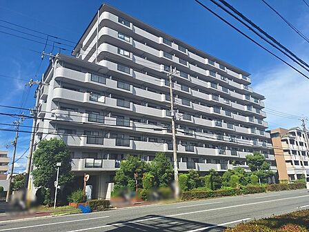 シンプルで洗練されたマンション外観は、住む人のセンスを引き立て、落ち着いた雰囲気を提供します。都会的なデザインが魅力で、住む人に誇りを与える空間です。