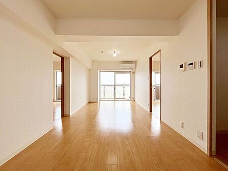 陽光がたっぷりと降り注ぐ開放的なリビングは、家族の笑顔が集まる温かな場所です。駅直結の利便性を享受しながらも、室内では静かで穏やかな時間が流れる贅沢な住まいを実現します