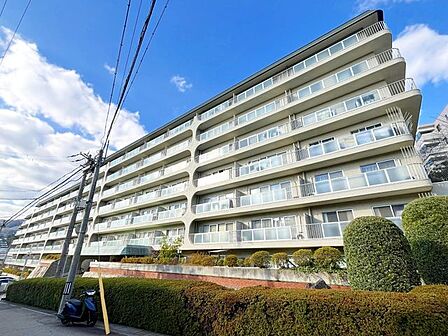 シンプルながらも存在感のあるマンション外観は、住む人を魅了し、日常に特別な時間をもたらします。都会的なデザインが魅力で、住む人に誇りを与える空間です