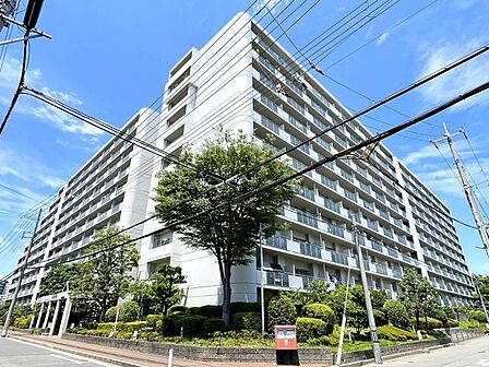 落ち着いた色調のタイル貼りが映える、気品溢れる佇まいの邸宅です 周囲の景観と調和しながらも確かな存在感を放つ美しいデザインが住まう方の誇りを満たします