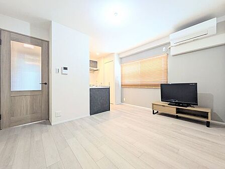 柔らかな陽光が差し込むリビングは、家族の絆を深める開放的な憩いの場です。駅直結という利便性を享受しながらも、家の中では静かに穏やかな時間が流れるプレミアムな日常をお約束します