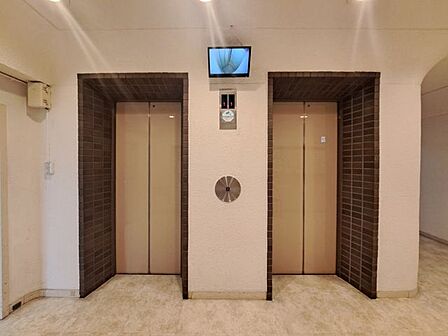 洗練された美しさと機能性を兼ね備えた最新のエレベーター設備!プライバシーに配慮された静かな稼働音と高級感漂うホールデザインが、住戸へと続くアプローチを華やかに彩り、日々の暮らしの満足度を高める仕様!