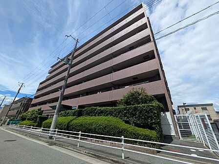落ち着いた色調の雰囲気が映える、気品溢れる佇まいの邸宅です 周囲の景観と調和しながらも確かな存在感を放つ美しいデザインが住まう方の誇りを満たします