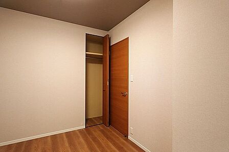 住まい選びは、価格や立地だけでなく、将来の暮らし方まで含めて考えることが大切です。今の段階で気になっていることを、まずスタッフに話してみてください