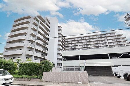 洗練された都心の空に映えるスタイリッシュな外観デザイン。日々の帰宅が誇らしくなるような上質な佇まいが住まう方のステータスを象徴します。エントランスへと続くアプローチも気品に満ち溢れています