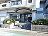 エントランス：緑豊かな植栽と美しいタイル貼りが調和した品格漂うエントランスアプローチですね！外からの視線を穏やかに遮る落ち着いた空間が、プライベートな時間へのスムーズな切り替えを心地よく叶えます