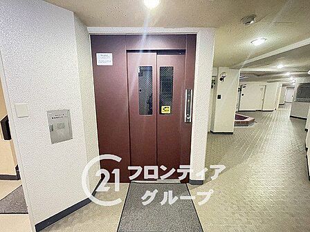上品な色合いのエレベーター扉と明るく見通しの良い廊下が安心感を与えてくれますね!手入れの行き届いた清潔な共用空間が保たれており、心地よく快適な毎日を過ごせそうですね!