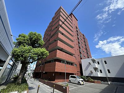 外観：SRC造、10階建てのマンションです。シンプルで洗練されたマンション外観は、住む人のセンスを引き立て、落ち着いた雰囲気を提供します。都会的なデザインが魅力で、住む人に誇りを与える空間です