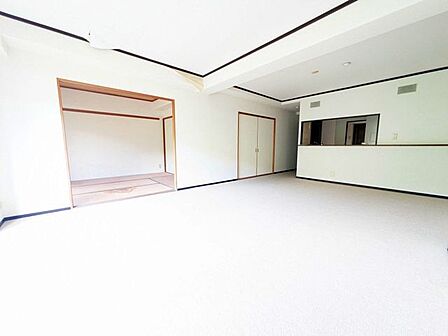 バルコニーに面したリビングで明るいですね!