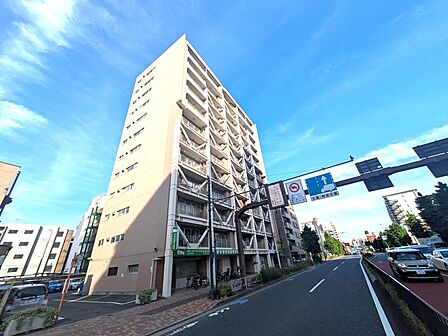 都営三田線「蓮根」駅まで徒歩約10分。複数駅利用可能な立地に佇むマンション。緑豊かな公園や教育施設が徒歩圏内に揃い、子育てに理想的な環境。