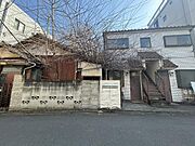 北側前面道路より撮影。南北両面道路に面した開放感ある立地です。建物は解体後、更地にしてお引渡しいたします。