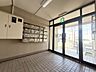 エントランス：【エントランス】エントランスまではスロープが付いております。集合ポストも設置しており、環境も整っております。