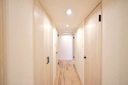 クロスと木目、ダウンライトの調和がとれた廊下です♪家族やお客様が通る場所だからこそ、おしゃれにスタイリッシュな雰囲気を演出しました!何気ない廊下ですが、ご内覧の際はゆっくり歩いて見てください!