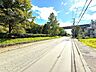 外観：ゆとりある前面道路で駐車も安心。