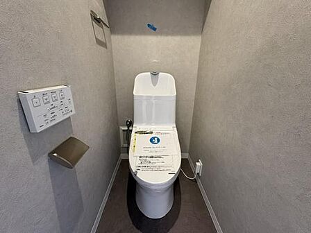 洗浄便座付きトイレに新調しております。