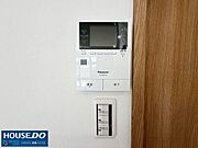 【お子様にも安心のモニター付きインターホン】来客者の顔が見えるモニター付きインターホンを完備◎防犯対策にもなり、お子様のお留守番時も安心です！