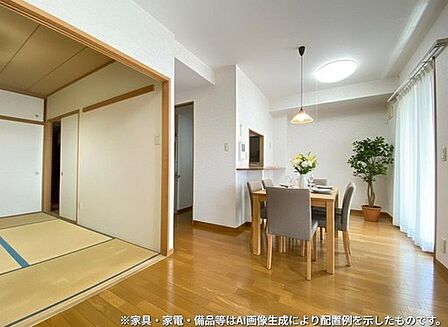南面のバルコニー越しに心地良い陽光がふんだんに入るリビング14.1帖。※本物件は現況居住中のため室内には家具等がございますが、掲載写真は家具を消去し家具・小物はCGによる配置イメージです。