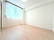 洋室　約5.7帖。室内はいつも明るい印象なので気持ちのいい朝を迎えられます。