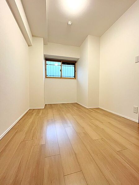 洋室 約4.6帖。室内はいつも明るい印象なので気持ちのいい朝を迎えられます。