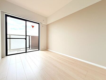洋室 約5.2帖。シンプルで使いやすい洋室は、お好みのレイアウトを自由に楽しめます。
