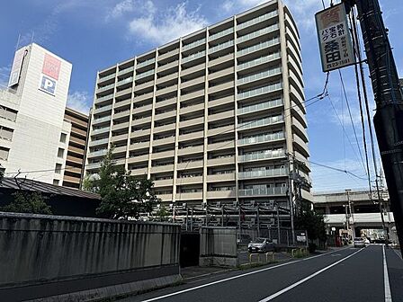 落ち着いた住環境に立つ重厚感あるマンション外観です。周辺の街並みにも調和しています。