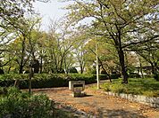 昭和橋公園　富士山をモチーフにしたミニクライミング遊具や滑り台・ブランコがある公園です。 190m