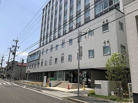 藤田医科大学 ばんたね病院 初診の受付時間:月曜から土曜 8:30-11:30 多数の診療科やその他の部門に分かれた総合病院になります。駅からも近く、周辺には提携の駐車場も完備しています。 200m