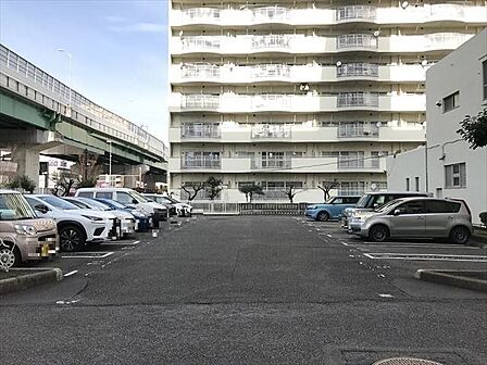 平面の駐車スペースです。ゆとりがあるので、敷地内でもすれ違うことができ、東西に出入口があり便利。