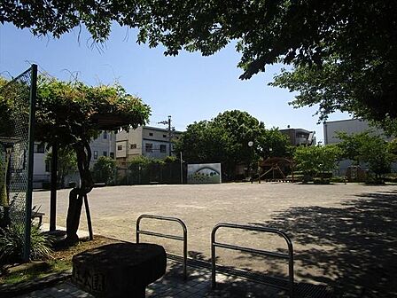 山王公園 遊具は少ないですが、グラウンドが広くキャッチボールやサッカーも楽しめますね。 450m