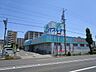 周辺：ドラッグスギヤマ中島新町店店舗営業時間　9：00～21：00調剤併設型ドラッグストア。医薬品、健康食品、化粧品を軸にハウスキーピング用品からカー用品まで、幅広く揃えています。クレジットカード・…