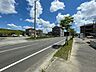 外観：東側前面道路：居室を南向きに設計しやすく、朝日を感じて生活する事ができます。特に午前中は明るいです。広々としていて、街並みが開放的で圧迫感がありません。