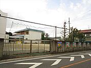 戸田幼稚園　【教育方針】・健康でかつ安全な生活ができるようにする・集団の中で自主的に行動できるようにする・誰とでも仲良く遊び、仲間作りに進んで参加できるようにする 320m