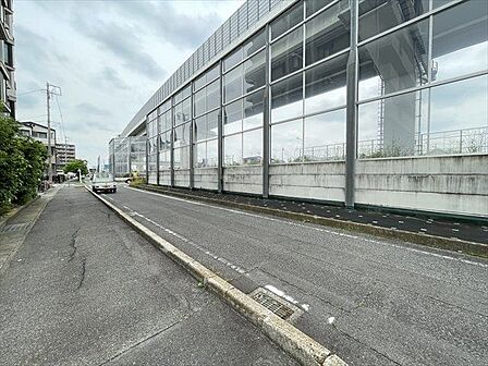 主要道路の横に位置するマンションですが、近年防音対策が取られ、日中の交通量の多い時間帯でも落ち着いた生活を送ることが出来ます。