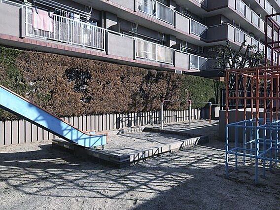 敷地内には小さ...