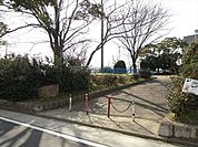 供米田公園　供米田中学校の向かえにあり、滑り台・ブランコの遊具はあります。 170m
